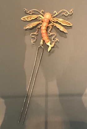 Filigree gilt-silver hairpin in dragonfly shape, Qing dynasty, on loan from Mengdiexuan Collection.